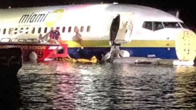 انزلاق طائرة بوينج 737 إلى نهر بولاية فلوريدا الأمريكية