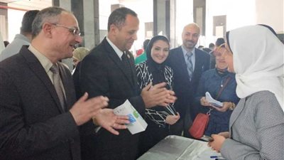 رئيس جامعة دمنهور يكرم الطلاب المتميزين في النشاط العلمي البحثي بكلية الصيدلة