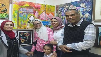 لوحة الغربة تجذب أنظار زوار 