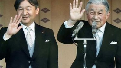 إمبراطور اليابان يحيي شعبه من شرفة القصر في أول ظهور علني منذ اعتلائه العرش