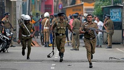 شرطة سريلانكا تطالب أفراد الشعب بتسليم الأسلحة على خلفية تفجيرات كولومبو