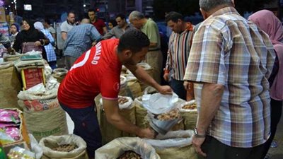 أسواق الدقهلية تفترش الياميش.. وإقبال كبير على بلح 