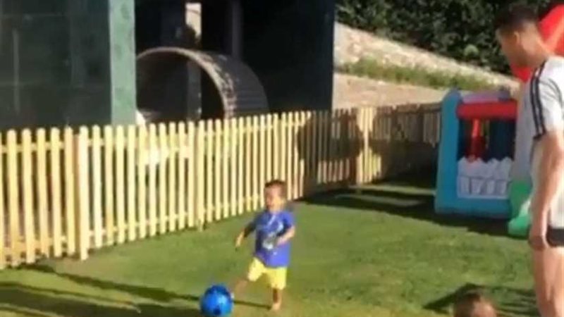 رونالدو.. طفل السمكة