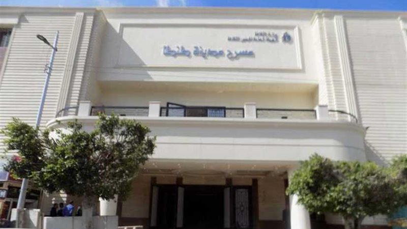 عرض البؤساء على مسرح