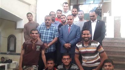 المحرصاوى يؤدى الصلاة مع طلاب المدينة الجامعية بالأزهر