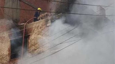 إخماد حريق داخل مخزن خردة في 