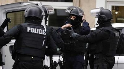 الشرطة الفرنسية: مسلح يحتجز 5 رهائن بمقهى قرب