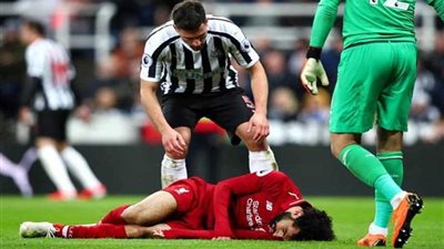 رئيس اتحاد الكرة يتابع تطورات إصابة محمد صلاح