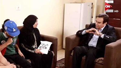 جورج قرداحي يسلم الحاجة سعاد ١٠٠ ألف جائزة «اسم من مصر» فيديو