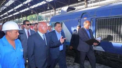 وزير النقل يتابع صيانة الجرارات بـ