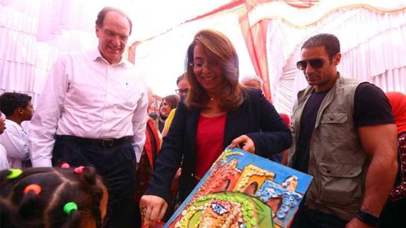 بالصور.. مدير البنك