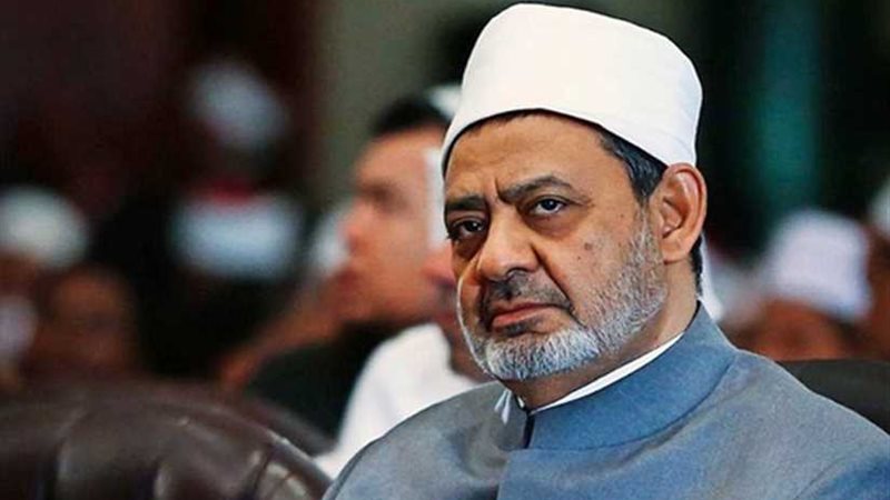 الإمام الأكبر يتبادل