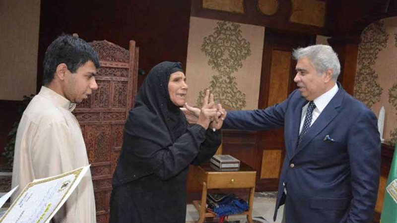 محافظ المنيا يكرّم
