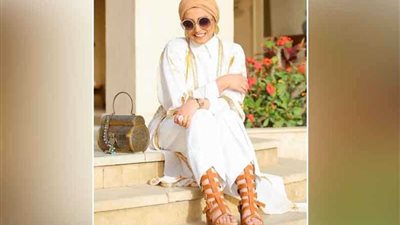 منى عقرب تبدع في تصميمات 