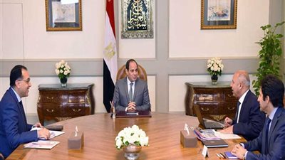 الرئيس يستعرض مع 