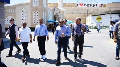 جولة الرئيس السيسي بعد صلاة الجمعة في