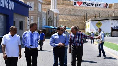 شاهد.. جولة الرئيس السيسي بمنطقة النخيل بمحور المشير