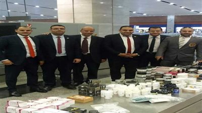 جمارك مطار القاهرة تضبط محاولة تهريب أدوات تجميل وعطور