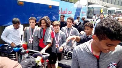 استقبال حافل لناشئي كرة القدم بمطار القاهرة.. (صور)