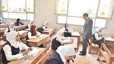 محافظ أسيوط يتفقد امتحانات الشهادة الاعدادية بكوم أبو شيل وبني مر