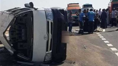 بالأسماء.. إصابة 9 إثر انقلاب سيارة بطريق 