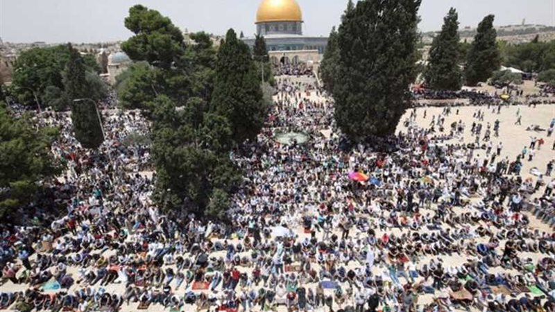 200 ألف فلسطيني يؤدون