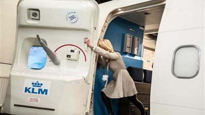 راكبة أمريكية تحاول فتح باب الطائرة عنوة أثناء رحلة داخلية