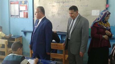 مدير تعليم الإسماعيلية يتفقد لجنة الفاروق عمر الإعدادية