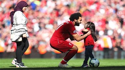 «مكة» تشعل آنفيلد.. و«صلاح» يعتذر لجماهير ليفربول بعد إستلامه الحذاء الذهبي