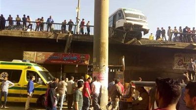 إعادة فتح دائري المرج بعد اقتحام ميني باص لسور الكوبري.. صور