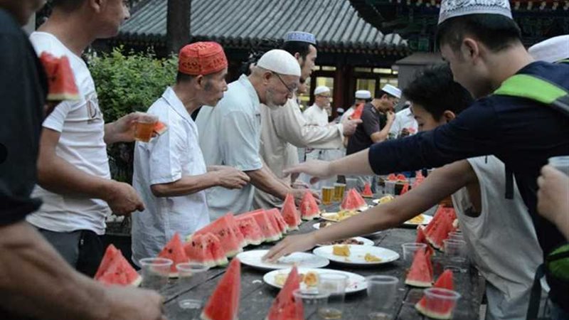 بالشاي والبطيخ..