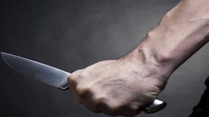 مأمور ضرائب يطعن