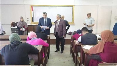 رئيس جامعة بنها يتفقد الامتحانات بكليتي العلوم والتربية الرياضية