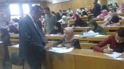 عميد آداب الفيوم يتفقد سير امتحانات نهاية العام الدراسي