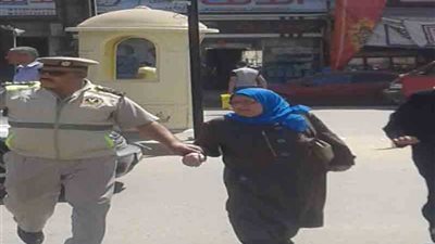 نقيب شرطة بمرور طنطا يجند نفسه لخدمة كبار السن في نهار رمضان