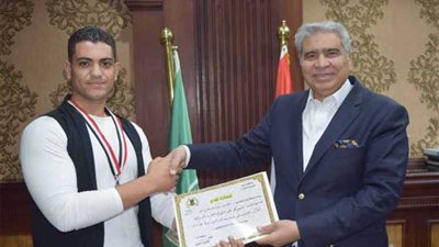 محافظ المنيا يكرم ثاني العرب بمصارعة الذراعين