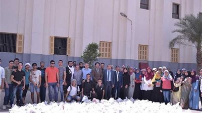 كراتين رمضان ومعرض للملابس بقرية سنور