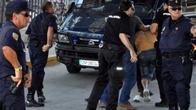 الشرطة الإسبانية تعتقل 11 شخصاً للاشتباه في تهريبهم مهاجرين عبر البحر المتوسط