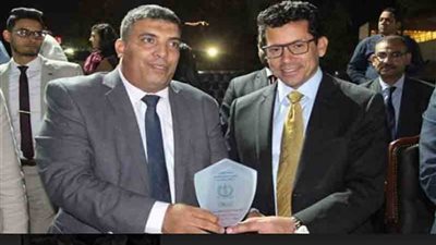 وزير الشباب يكرم أمين الاتحاد العربي لبيوت الشباب