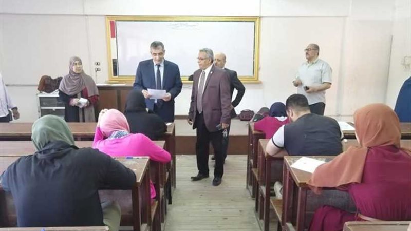رئيس جامعة بنها يتفقد