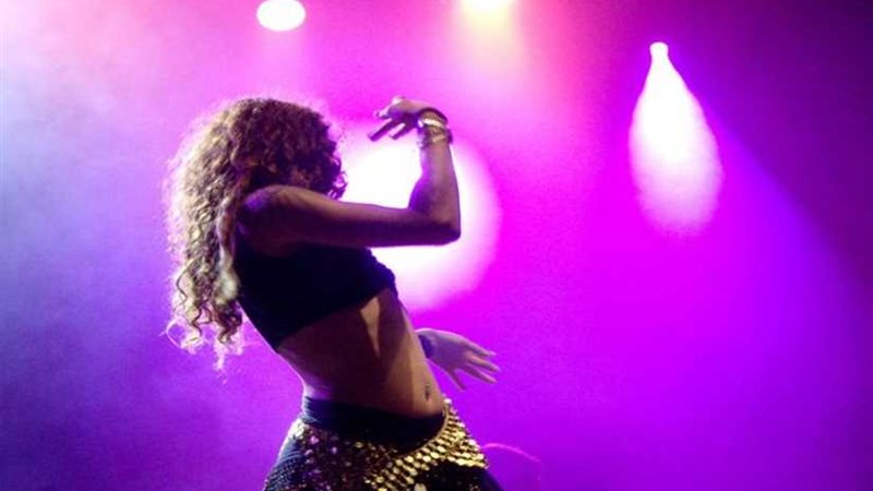 راقصة تعتذر عن الرقص