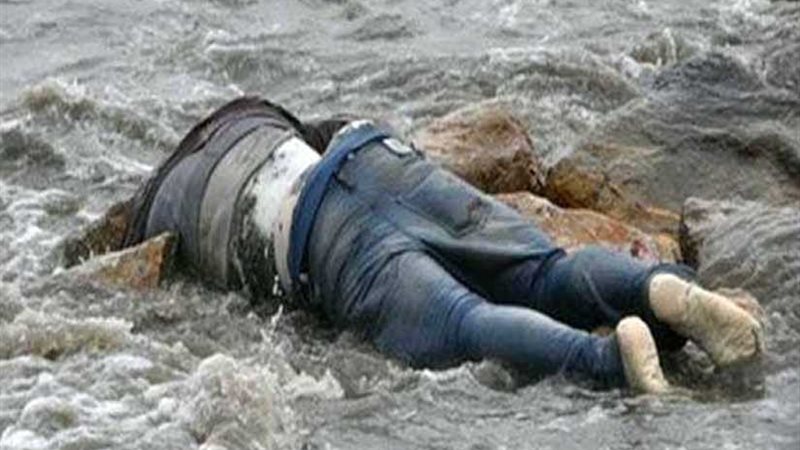 الأمواج تقذف جثة