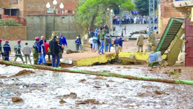 الفيضانات تخلف 15