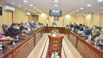محافظ أسيوط يعقد اجتماعاً موسعاً لبحث الاستعدادات لامتحانات الصف الأول الثانوي