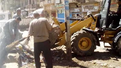 البيئة ترفع تراكمات من المخلفات بأحد شوارع الزقازيق