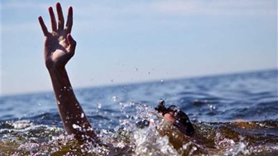 مصرع طفل غرقًا في بحر منية النصر