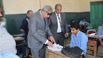 محافظ المنيا يطمئن على أداء طلاب أولى ثانوي للامتحانات عبر التابلت