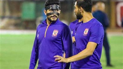 لاعب الأهلي يواصل ارتداء القناع في مباراة الإسماعيلي