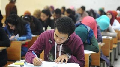 طلاب الصف الأول الثانوي يؤدون الامتحان ورقيا بالغربية