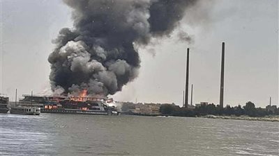 بالصور.. ألسنة اللهب ترتفع عشرات الأمتار في حريق بباخرتين في حلوان